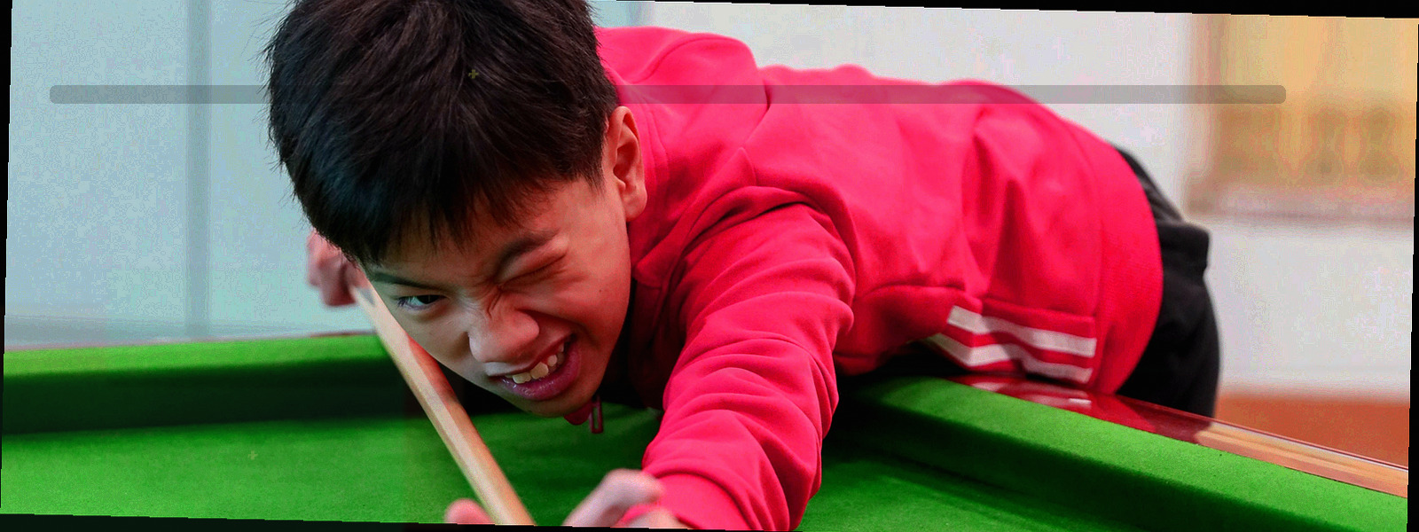 酒红与墨蓝交叠的抽象纹理，细线呈规则网格状铺满画面